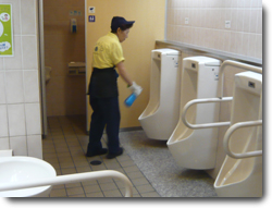 高槻市 高浄（タカジョウ）の保清スタッフによるビルのトイレ日常清掃