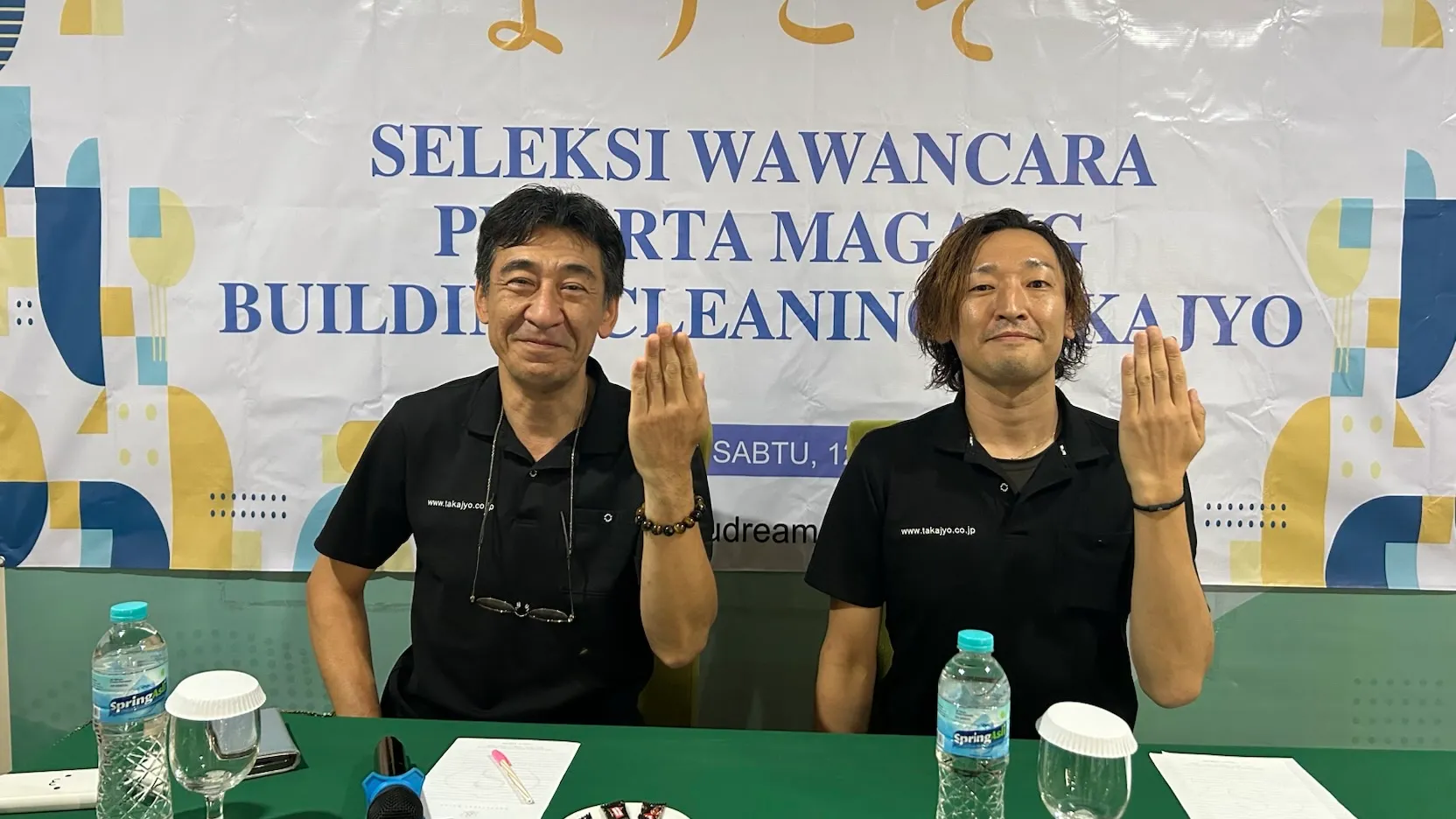 書類を囲んで打ち合わせをする社員