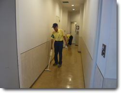高槻市 高浄（タカジョウ）の保清スタッフによるビルの共用通路（廊下・階段）日常清掃