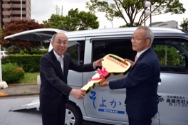 車椅子リフト付き自動車を寄贈